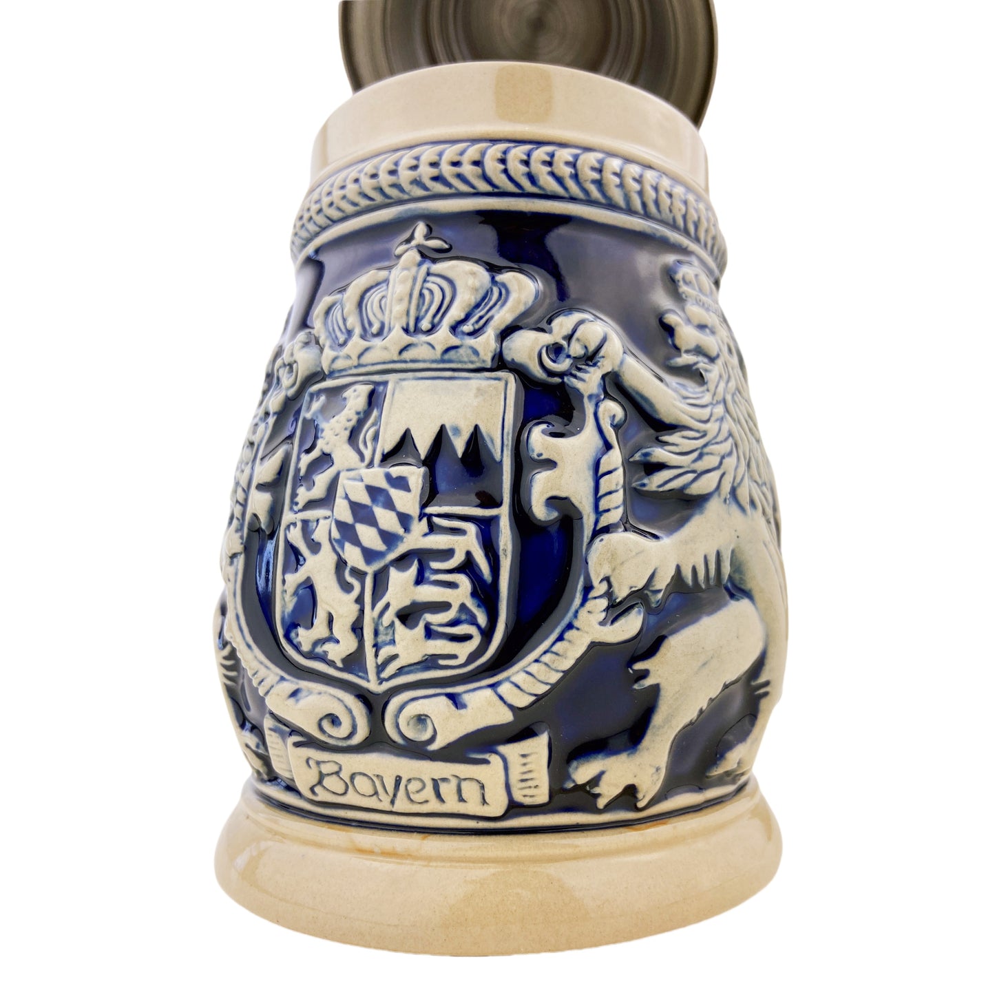 Bierkrug mit Deckel 0,6L – Klassischer Bayrischer Steinkrug mit Relief-Wappen und Flachdeckel