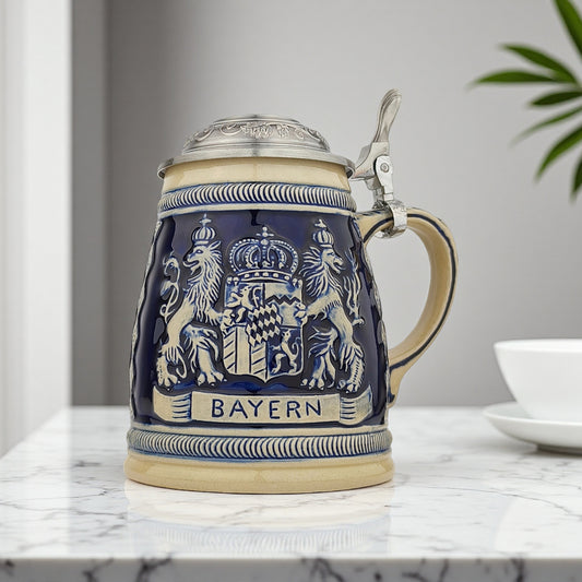 Bierkrug mit Deckel Bayern Germany traditionell gestaltet