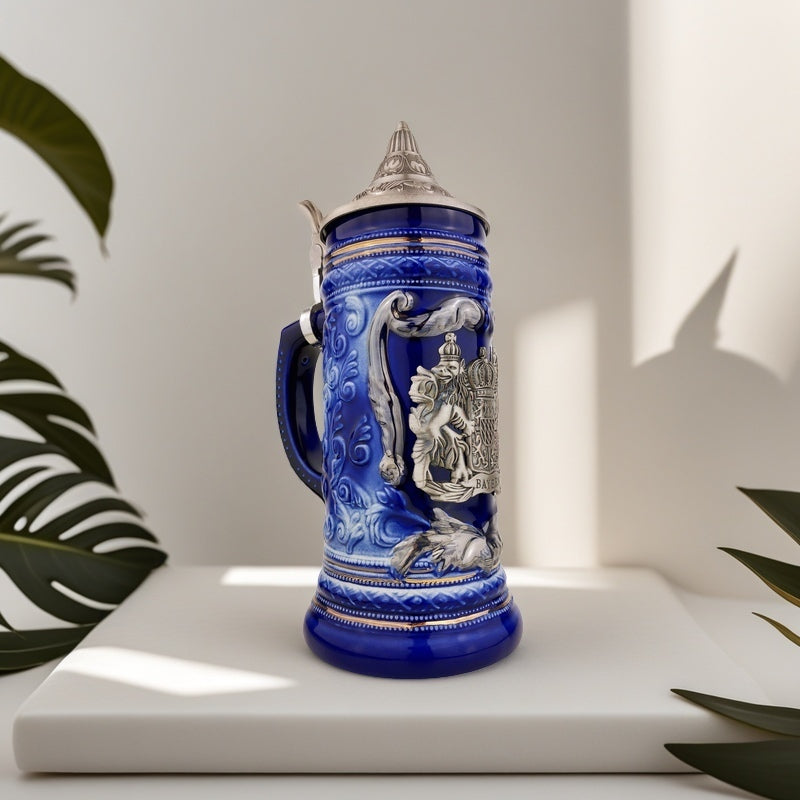 Bierkrug mit Deckel 0,7L – Bierseidel Steinkrug mit Spitzdeckel und Metallmontur "Bayern" (Blau)