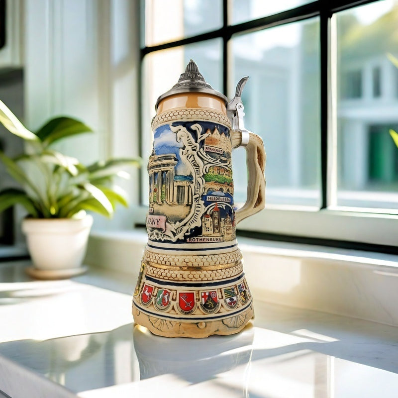 Bierkrug mit Deckel 0,7L – Steinkrug mit XL-Boden – Brandenburger Tor Motiv auf der Vorderseite – Deutschland Design