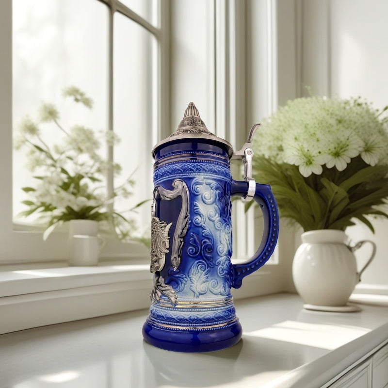 Bierkrug mit Deckel 0,7L – Bierseidel Steinkrug mit Spitzdeckel und Metallmontur "Germany" mit Deutschland-Farben (Blau)