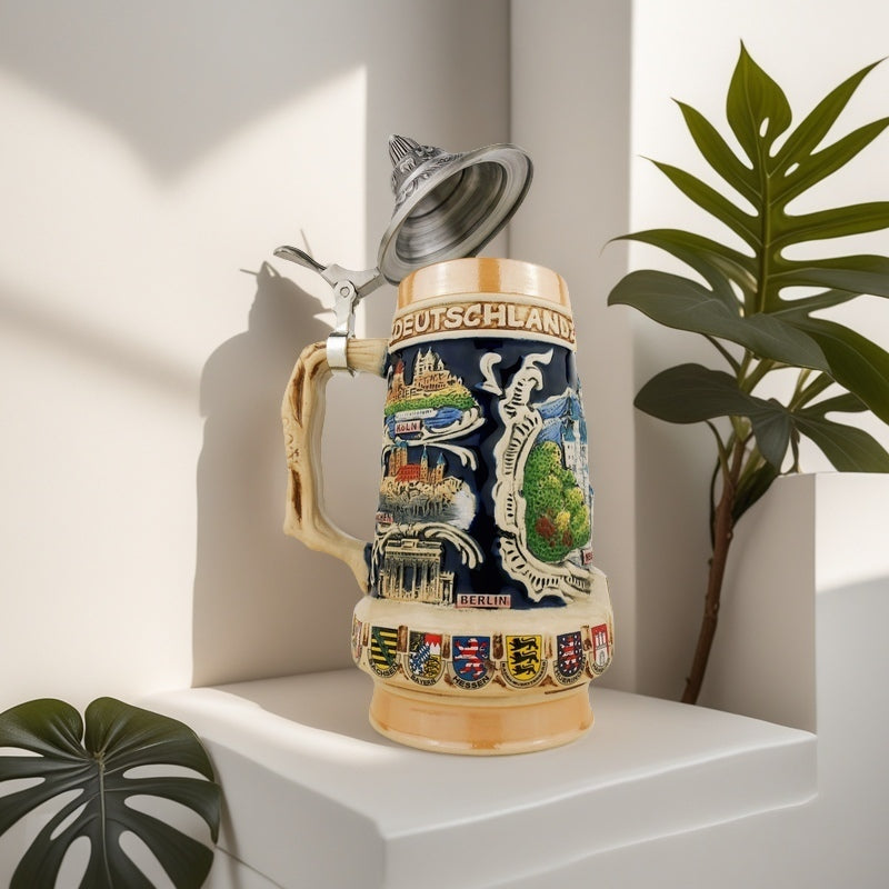 Bierkrug mit Deckel 0,7L – Traditioneller Steinkrug mit Deutschland-Motiv – Neuschwanstein auf der Vorderseite