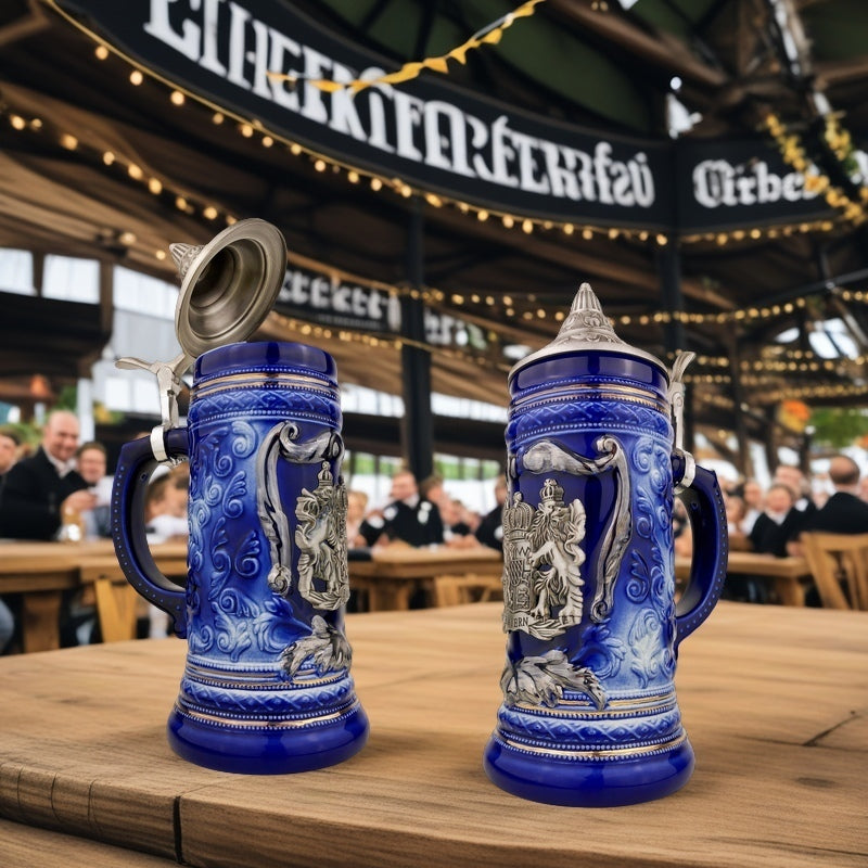 Bierkrug mit Deckel 0,7L – Bierseidel Steinkrug mit Spitzdeckel und Metallmontur "Bayern" (Blau)