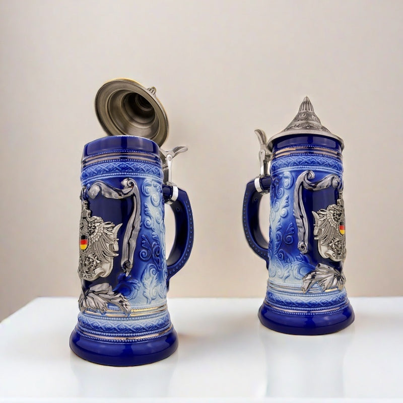 Bierkrug mit Deckel 0,7L – Bierseidel Steinkrug mit Spitzdeckel und Metallmontur "Germany" mit Deutschland-Farben (Blau)