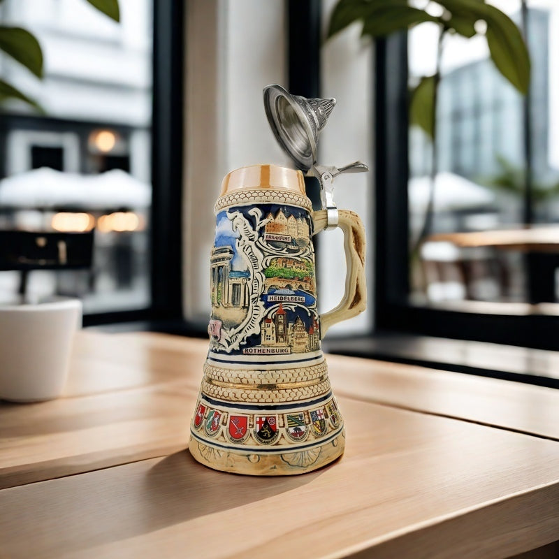Bierkrug mit Deckel 0,7L – Steinkrug mit XL-Boden – Brandenburger Tor Motiv auf der Vorderseite – Deutschland Design