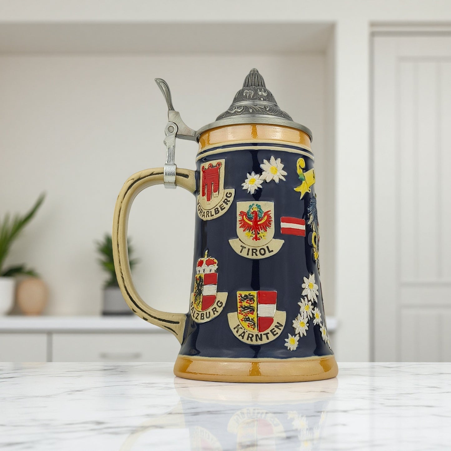 Bierkrug mit Deckel 0,7L mit Österreich-Motiv – Steinkrug mit Bundesländer-Wappen und Edelweiß-Dekor – Souvenir & Geschenkidee