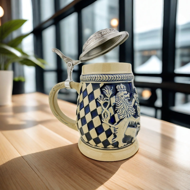 Bierkrug mit Deckel 0,6L – Klassischer Bayrischer Steinkrug mit Relief-Wappen und Flachdeckel