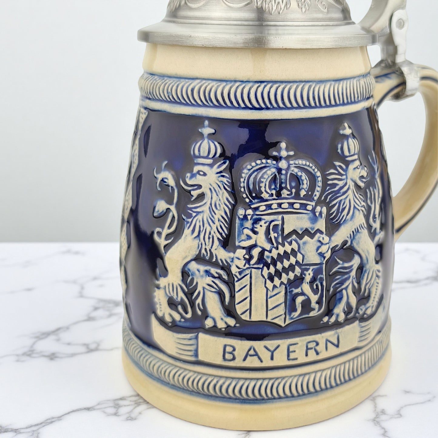 Detail eines traditionellen Bayern Deutschland Reliefmotivs auf Bierkrug
