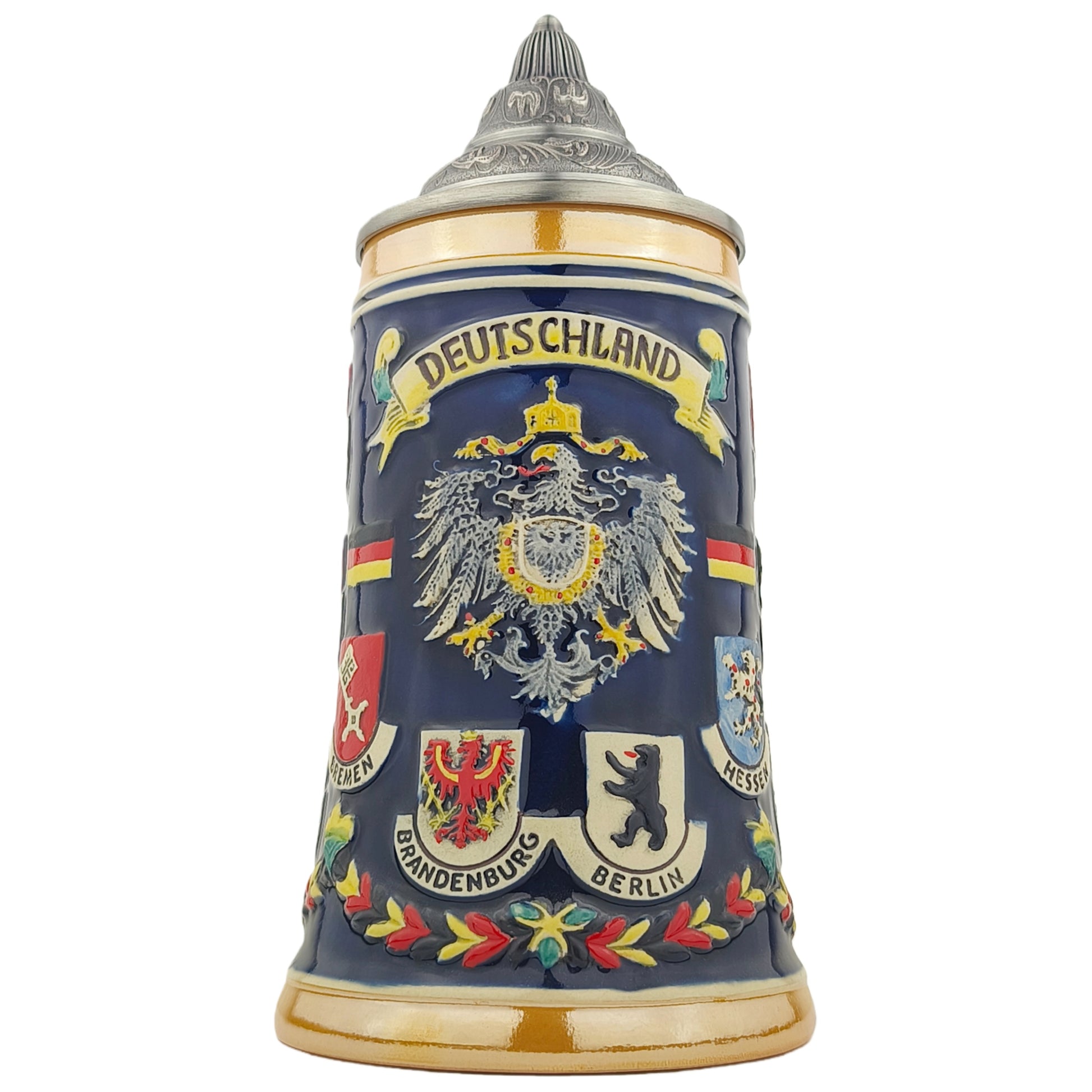 Traditioneller Bierkrug mit Deckel und Wappenmotiv