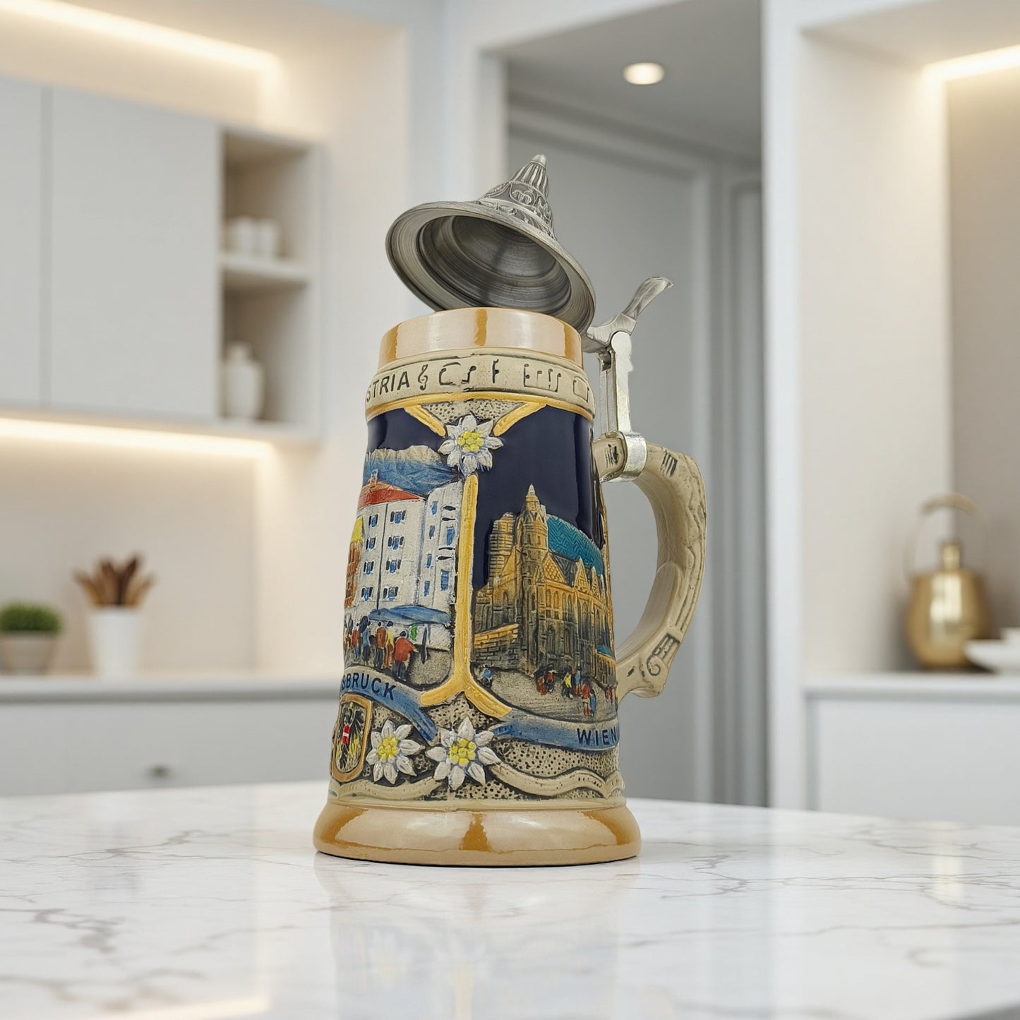 Bierkrug mit Deckel 0,7L mit Österreich-Stadtmotiven – Steinkrug mit Relief-Dekor Wien, Innsbruck & Salzburg – Souvenir & Geschenkidee