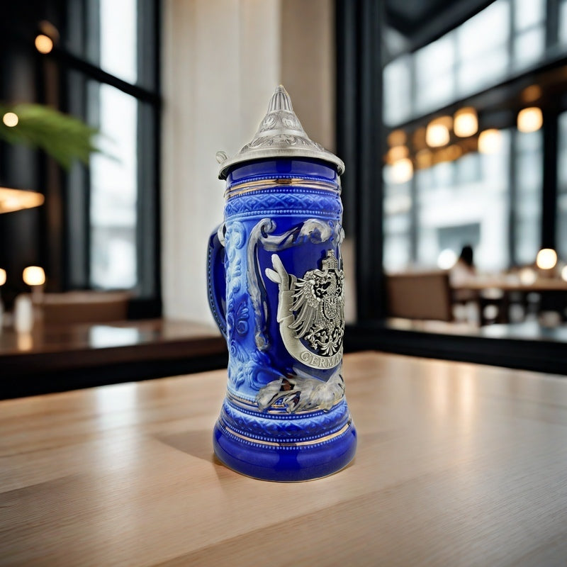 Bierkrug mit Deckel 0,7L – Bierseidel Steinkrug mit Spitzdeckel und Metallmontur "Germany" (Blau)
