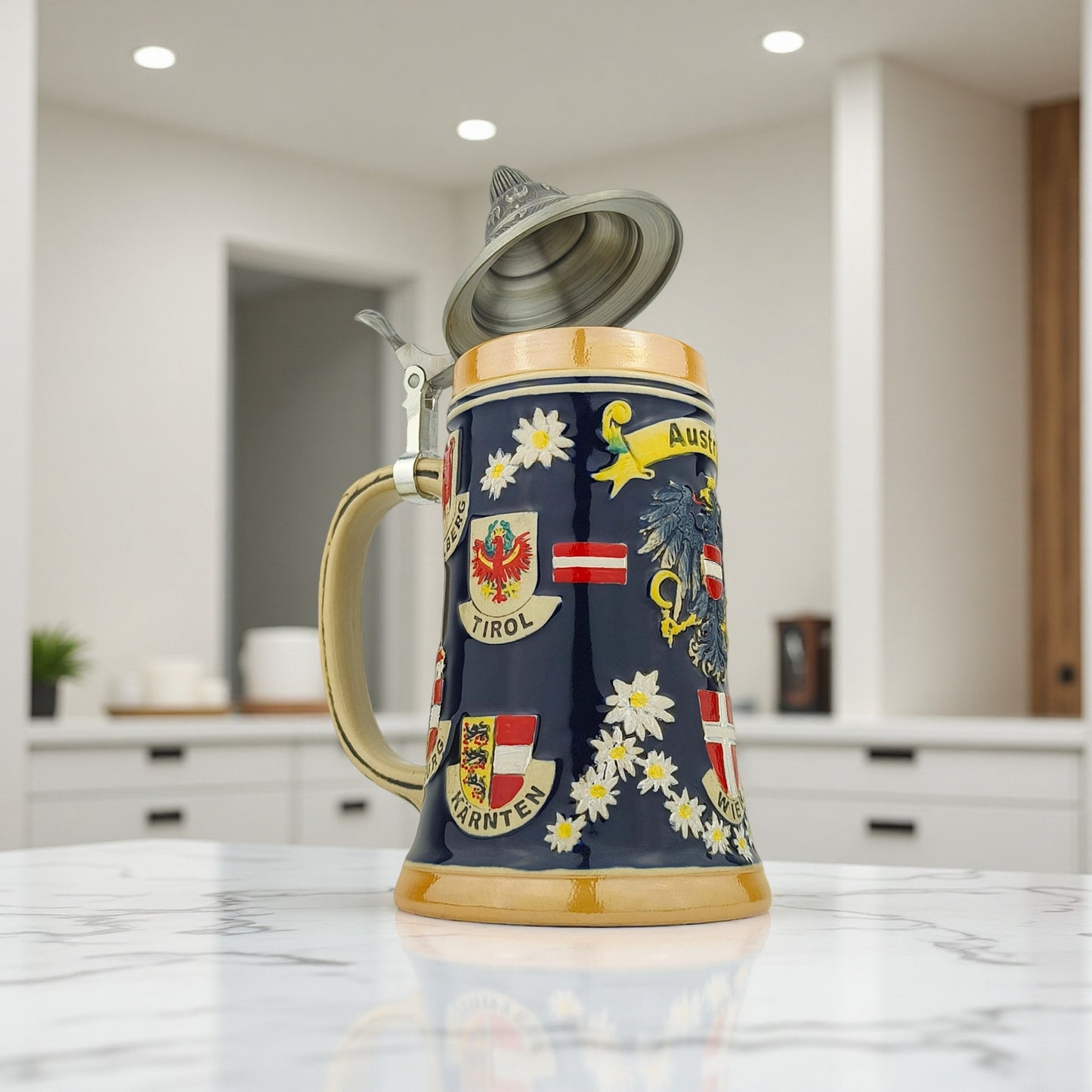 Bierkrug mit Deckel 0,7L mit Österreich-Motiv – Steinkrug mit Bundesländer-Wappen und Edelweiß-Dekor – Souvenir & Geschenkidee