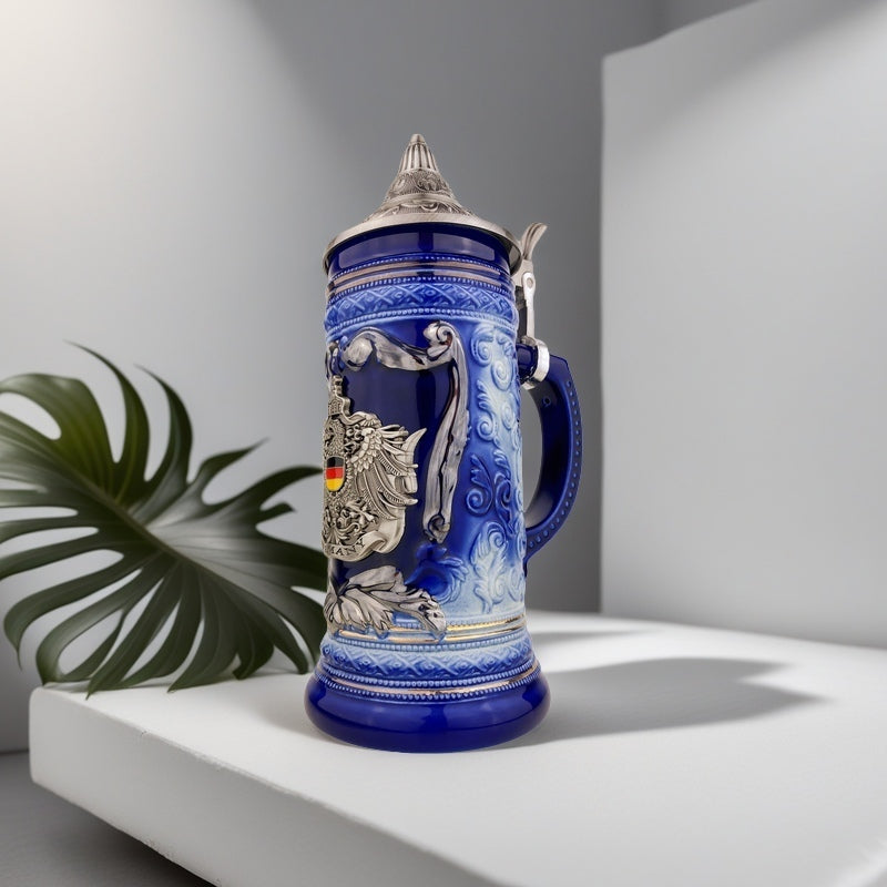 Bierkrug mit Deckel 0,7L – Bierseidel Steinkrug mit Spitzdeckel und Metallmontur "Germany" mit Deutschland-Farben (Blau)