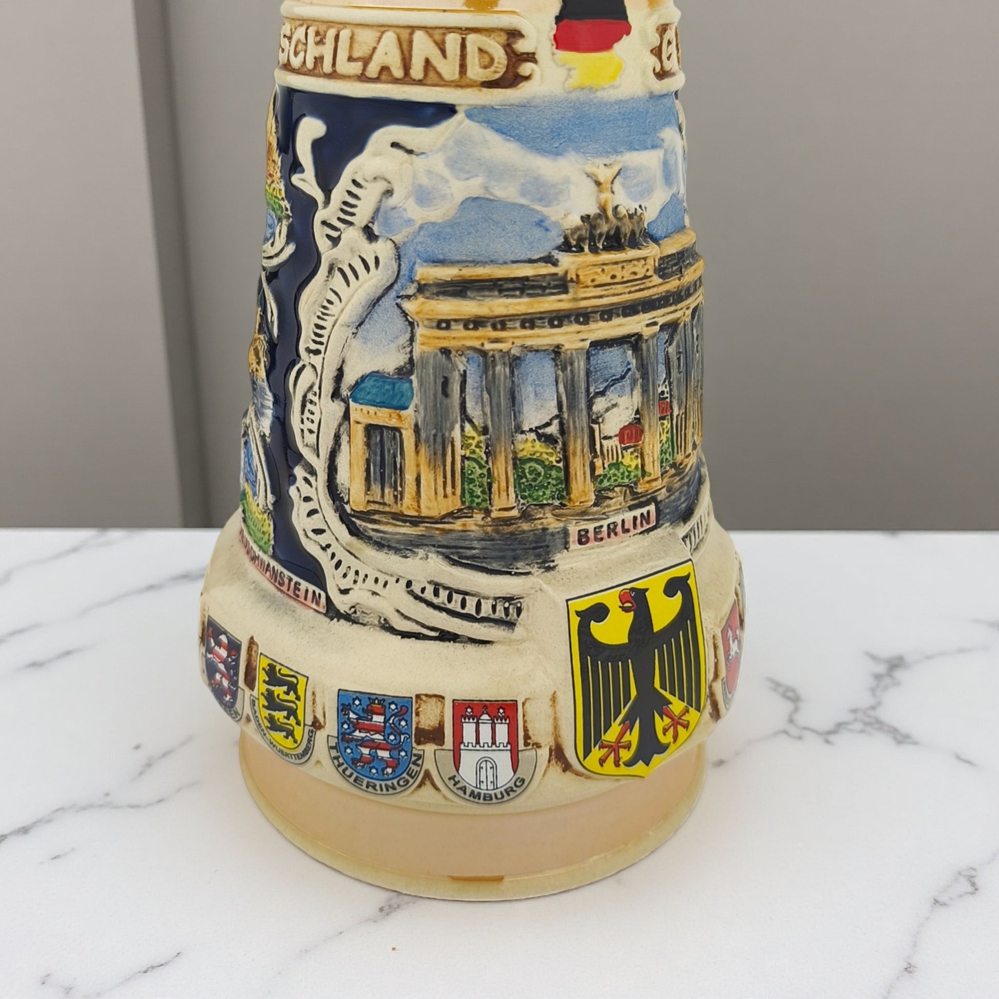 Detail eines Deutschland Germany Stadtmotivs traditionelles Souvenir auf Bierkrug