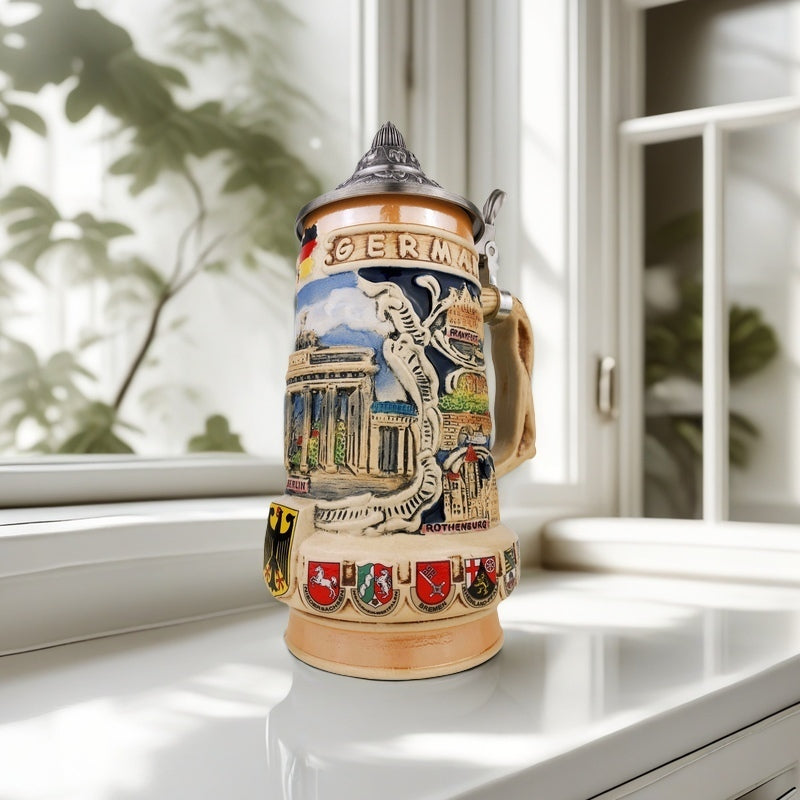 Bierkrug mit Deckel 0,7L – Traditioneller Steinkrug mit Deutschland-Motiv – Brandenburger Tor auf der Vorderseite
