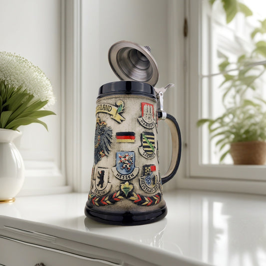 Bierkrug mit Deckel 0,7L – Handgefertigter Steinkrug im Deutschland-Design mit Bundesländer-Wappen