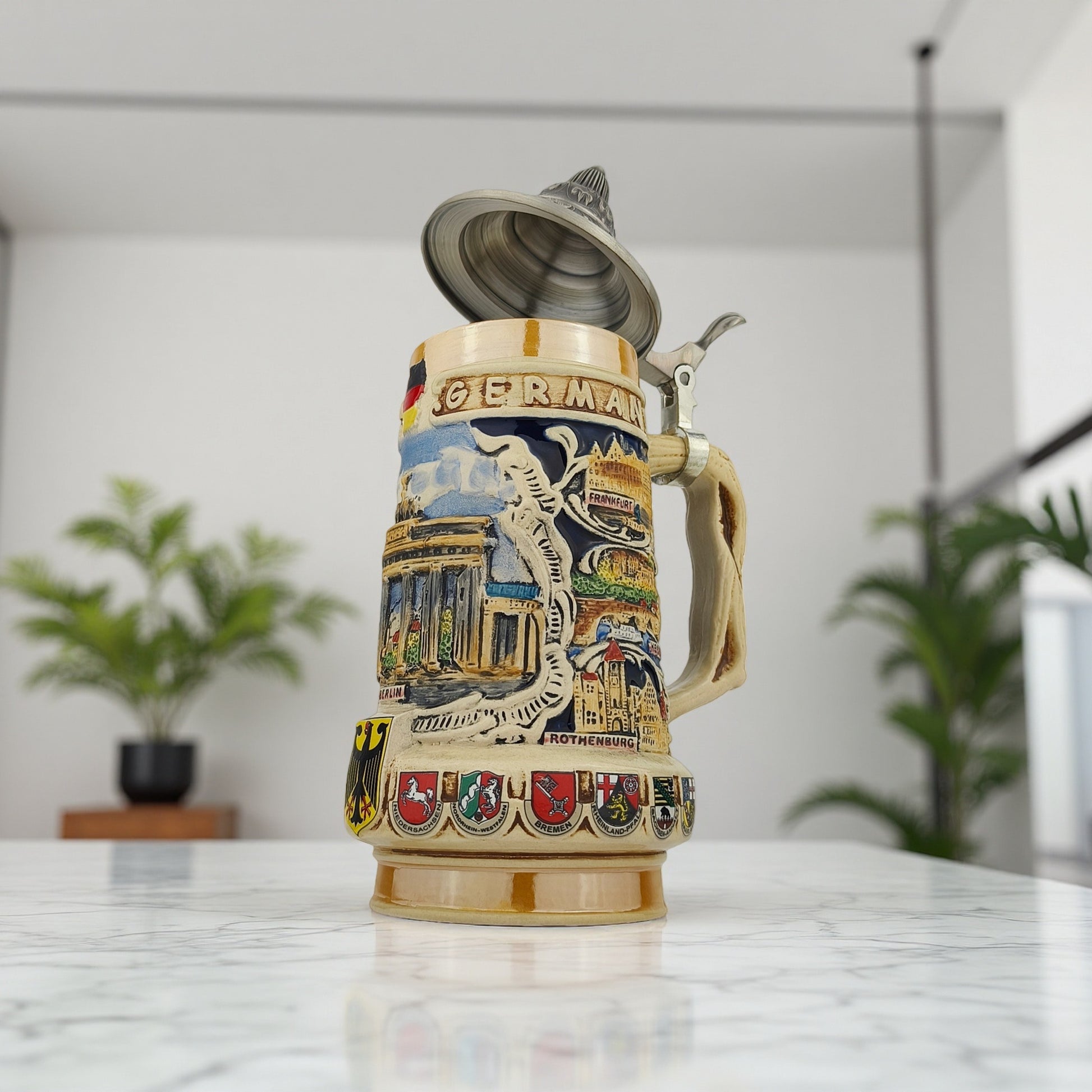 Deutschland Germany Bierkrug mit Deckel traditionelles Stadtmotiv Geschenkartikel