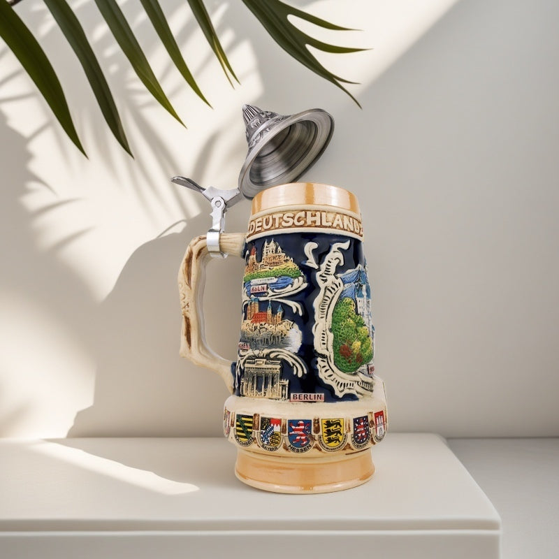 Bierkrug mit Deckel 0,7L – Traditioneller Steinkrug mit Deutschland-Motiv – Brandenburger Tor auf der Vorderseite