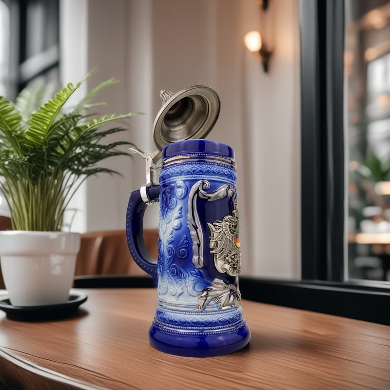 Bierkrug mit Deckel 0,7L – Bierseidel Steinkrug mit Spitzdeckel und Metallmontur "Germany" mit Deutschland-Farben (Blau)