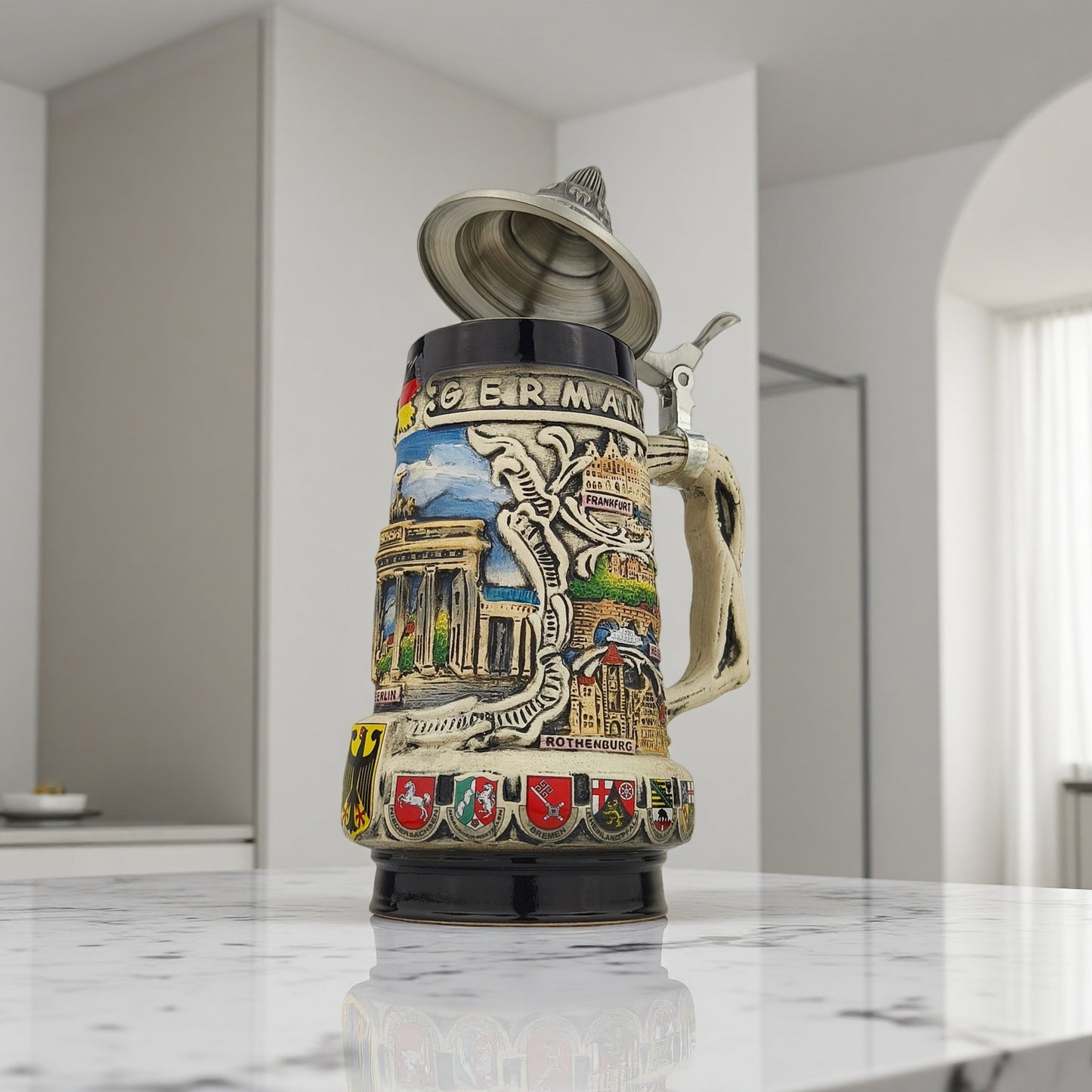 Bierkrug mit Zinndeckel Germany traditionelles Design