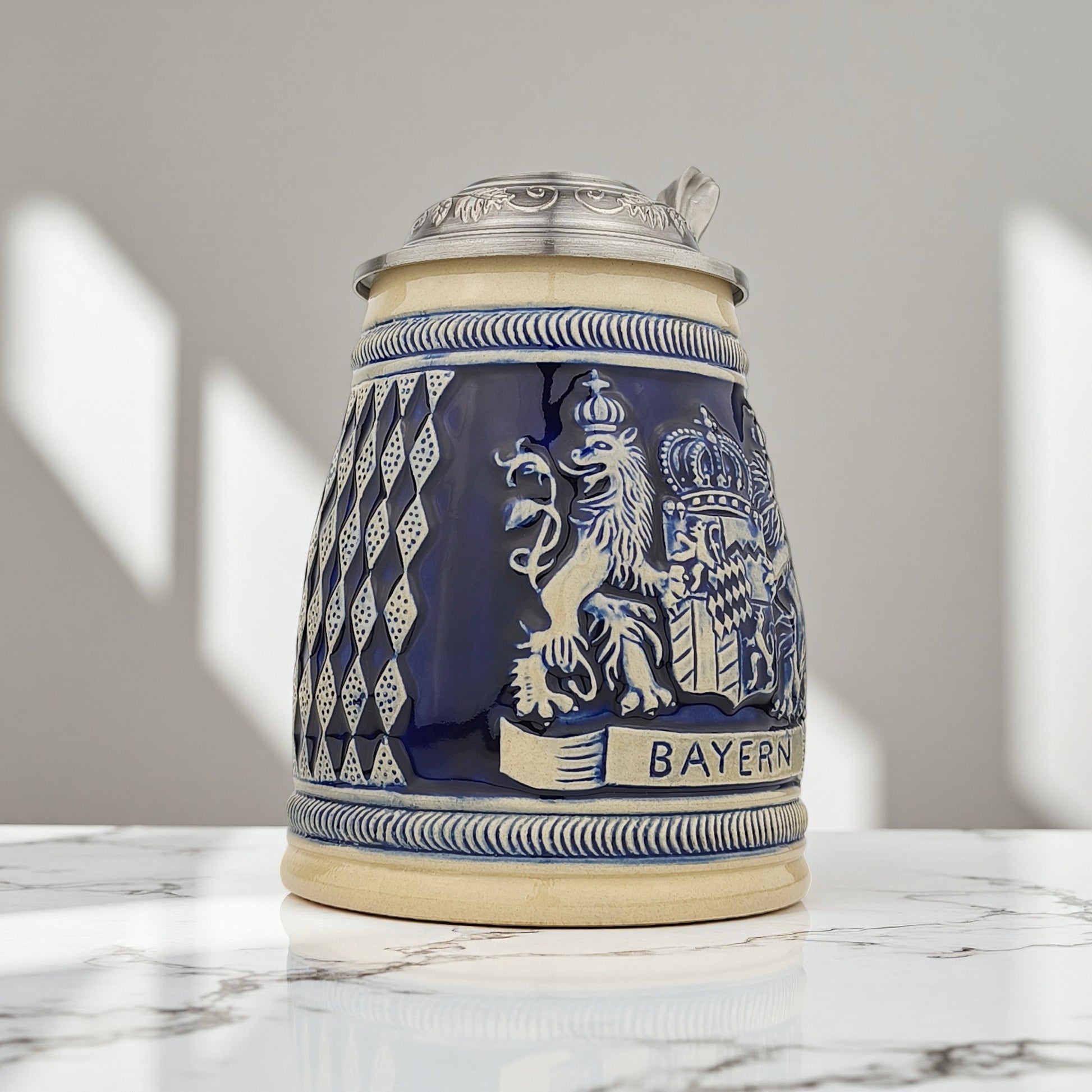 Klassischer Bierkrug mit Deckel Bayern Deutschland traditionelles Design