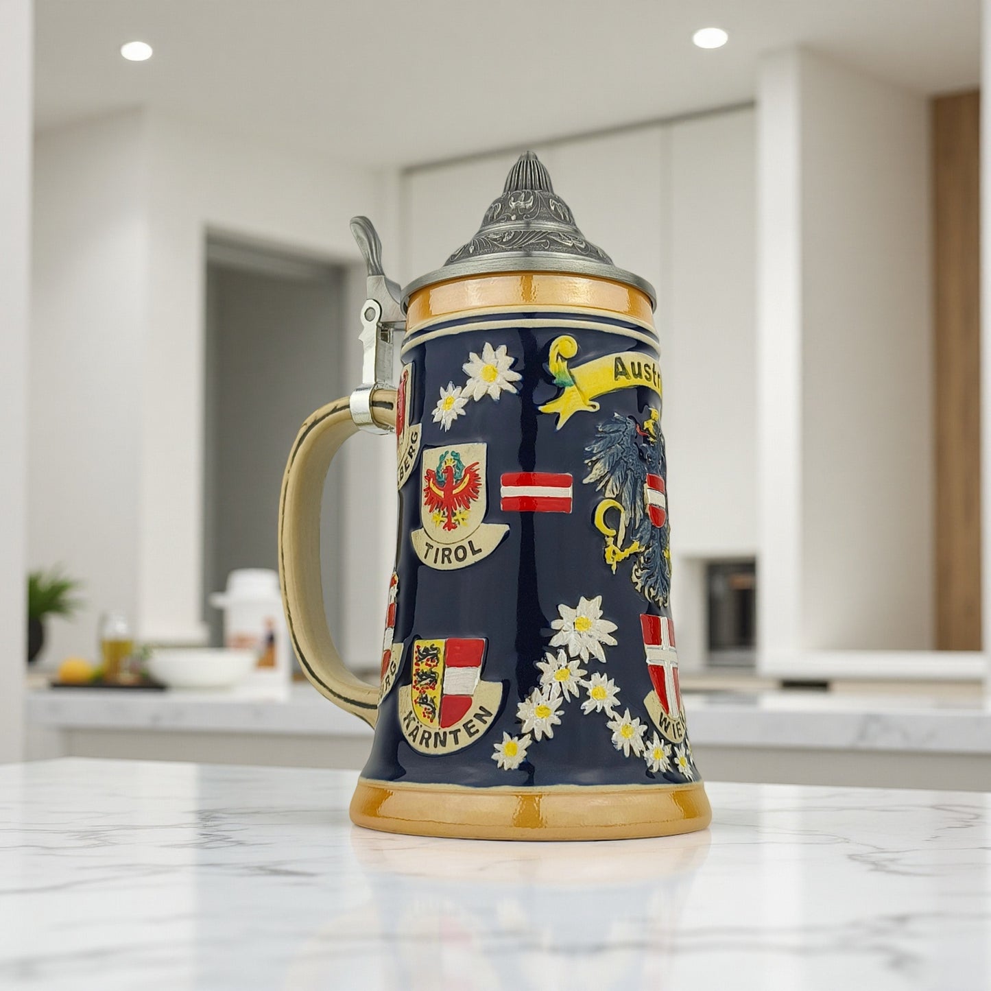 Bierkrug mit Deckel 0,7L mit Österreich-Motiv – Steinkrug mit Bundesländer-Wappen und Edelweiß-Dekor – Souvenir & Geschenkidee