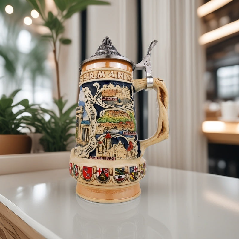 Bierkrug mit Deckel 0,7L – Traditioneller Steinkrug mit Deutschland-Motiv – Brandenburger Tor auf der Vorderseite