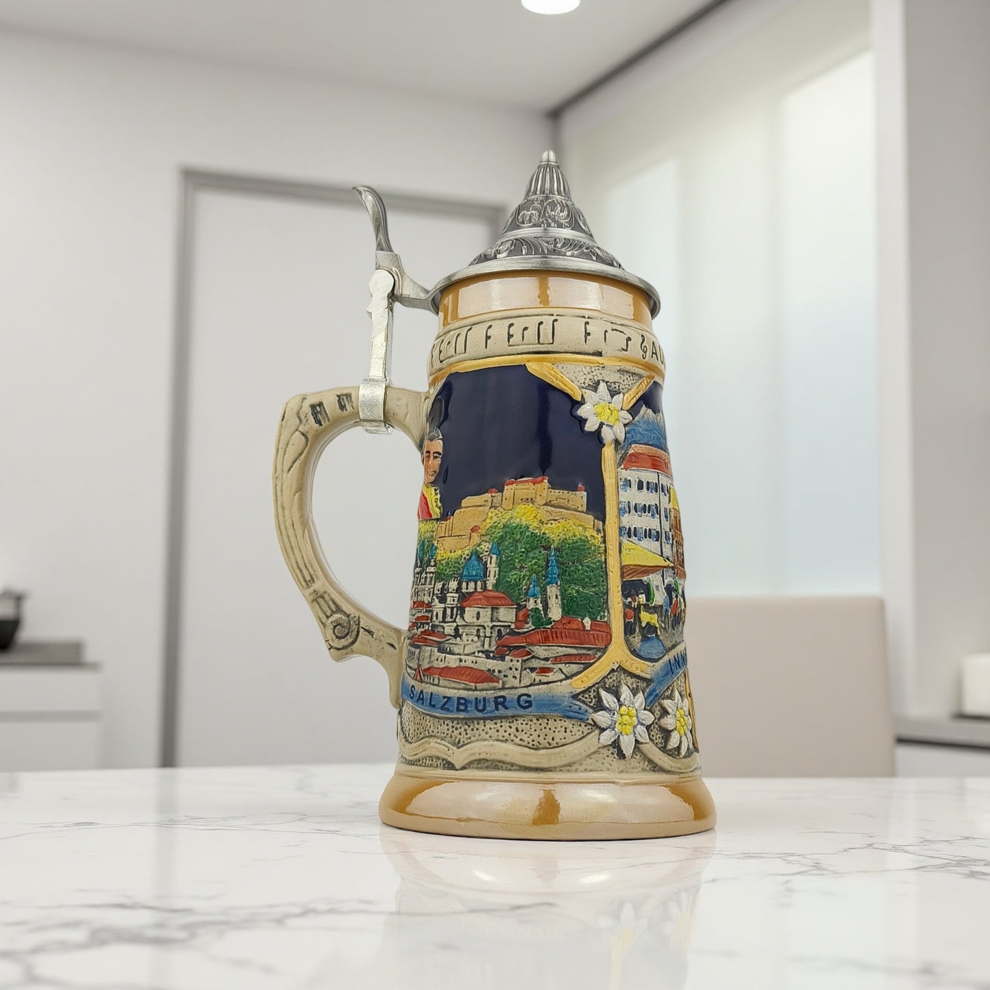Bierkrug mit Deckel 0,7L mit Österreich-Stadtmotiven – Steinkrug mit Relief-Dekor Wien, Innsbruck & Salzburg – Souvenir & Geschenkidee