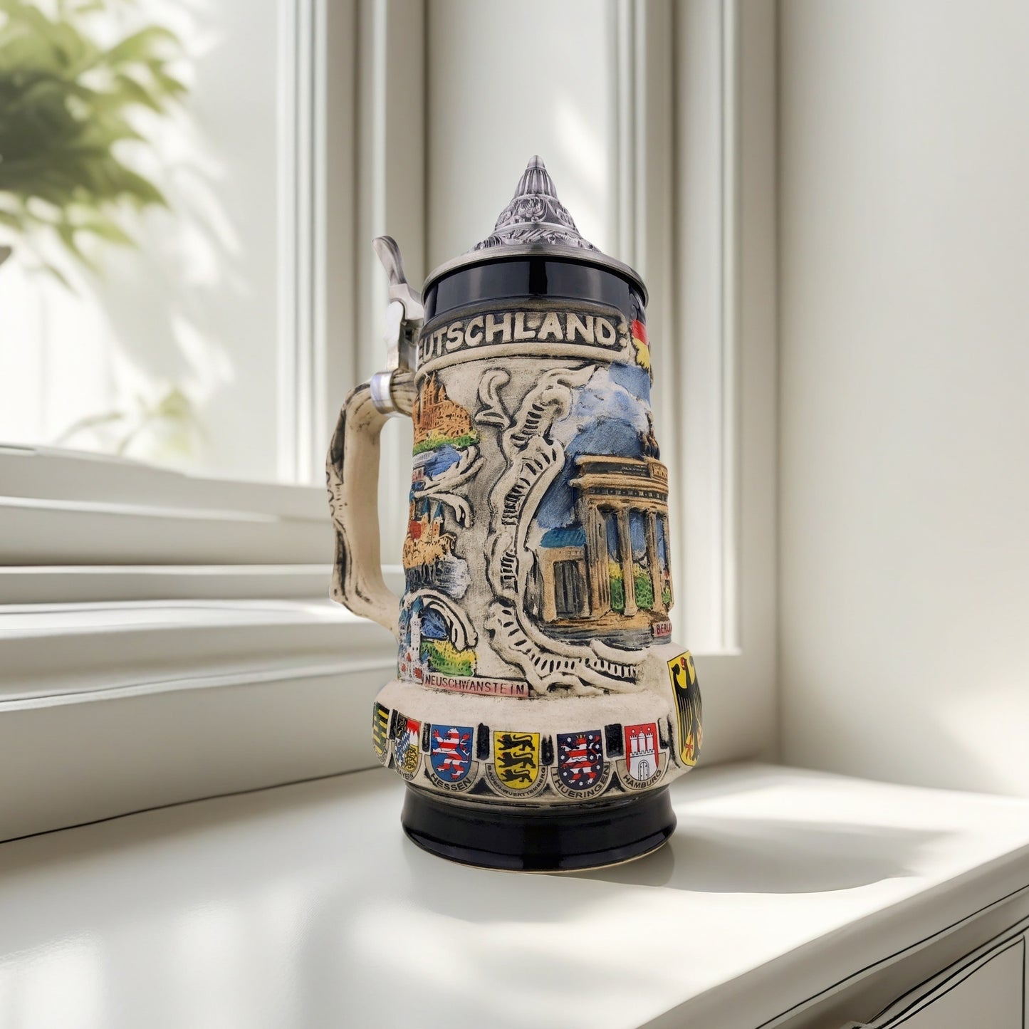 Bierkrug mit Deckel 0,7L – Traditioneller Steinkrug mit Deutschland-Motiv – Brandenburger Tor auf der Vorderseite (Grau)