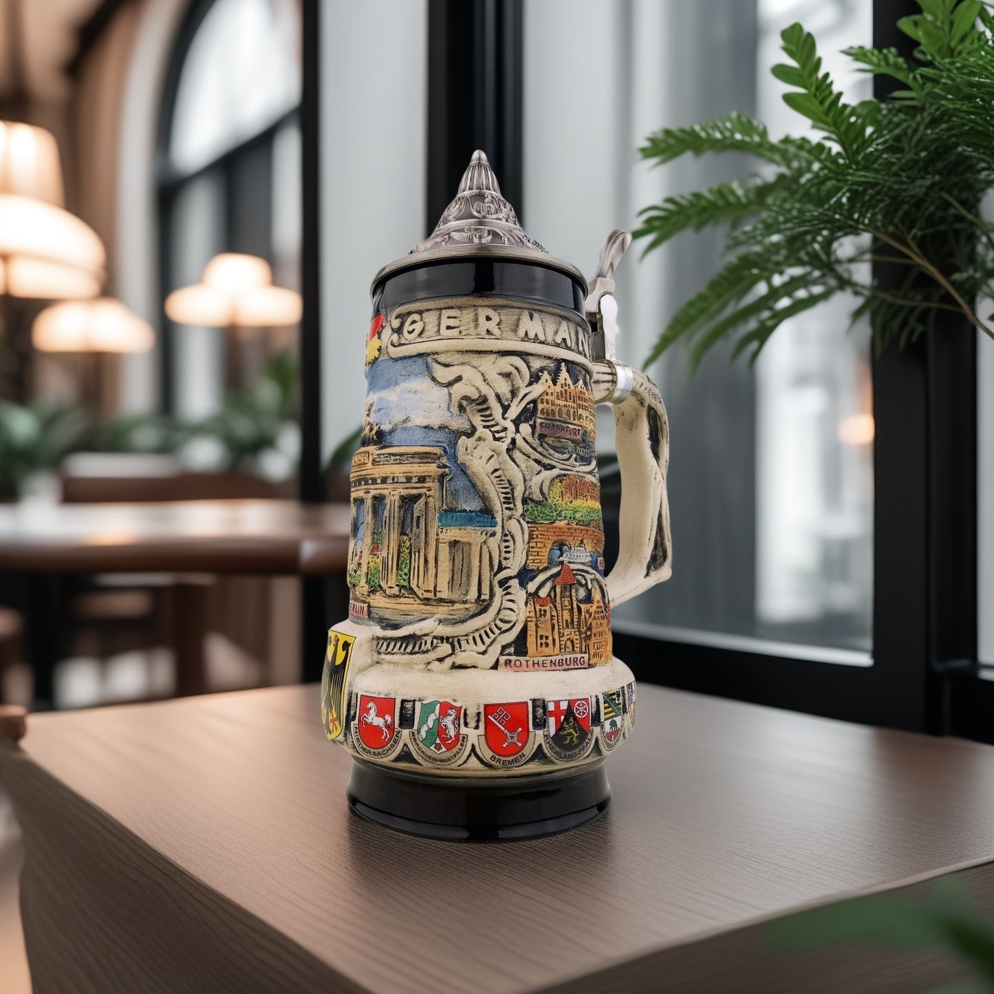 Bierkrug mit Deckel 0,7L – Traditioneller Steinkrug mit Deutschland-Motiv – Brandenburger Tor auf der Vorderseite (Grau)